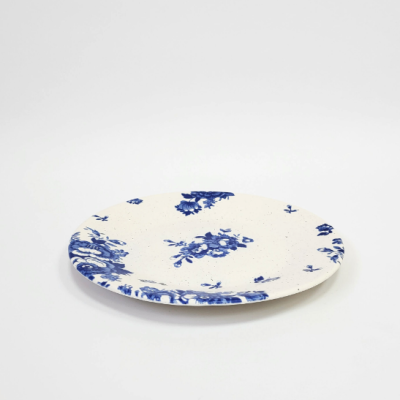 Prato raso branco com padrão floral azul