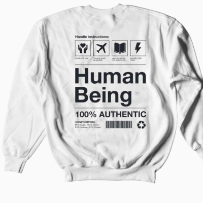 Sweatshirt branca com texto e ícones pretos com instruções e descrição 'Human Being 100% Authentic'