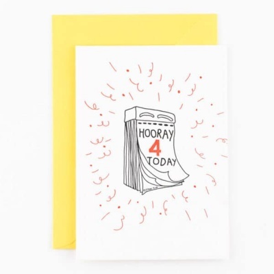 Cartão com ilustração e texto 'HOORAY 4 TODAY' e envelope amarelo