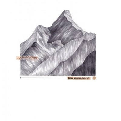 Desenho a cinzento de uma montanha com texto em castanho claro e preto em etiquetas.