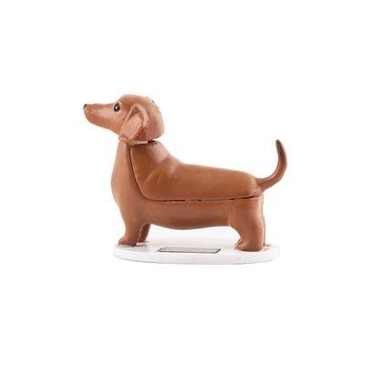 Boneca castanha em forma de cão dachshund sobre base branca