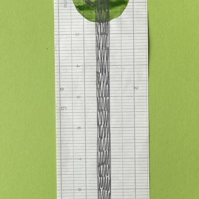 Desenho de árvore estilizada em papel perfurado com fundo verde