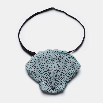 Colar azul claro com pendente de concha com pontos pretos e fita preta