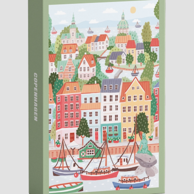 Caixa verde ilustrada com barcos e prédios coloridos e texto COPENHAGEN