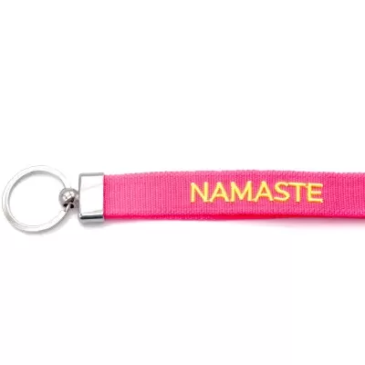 Chaveiro rosa com argola metálica e texto NAMASTE bordado