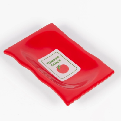 Saco plástico vermelho com etiqueta TOMATO SAUCE e imagem de tomate