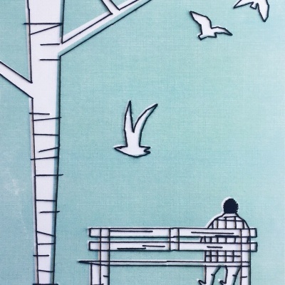 Desenho minimalista de árvore, banco com pessoa sentada e pássaros em fundo azul