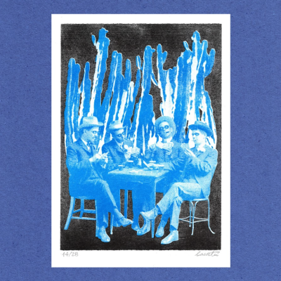 Quatro homens de fato sentados à mesa a jogar cartas em azul e preto com fundo abstrato