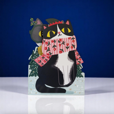 Cartão com desenho de gato preto e branco com cachecol rosa e árvore de Natal verde