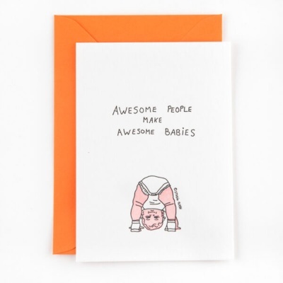 Cartão branco com texto e ilustração de bebé com envelope laranja atrás