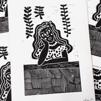 Impressão artística a preto e branco de mulher com cabelo ondulado e blusa de bolinhas, com plantas e balcão geométrico.