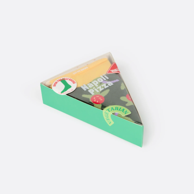 Fatia de pizza em embalagem triangular verde com etiquetas e texto