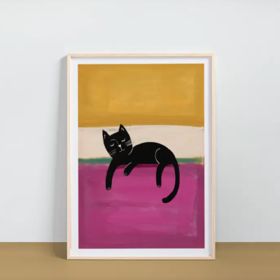 Pintura de gato preto em quadro com fundo mostarda, bege e rosa
