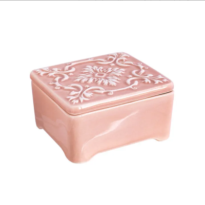 Caixa decorativa quadrada rosa com tampa floral em relevo