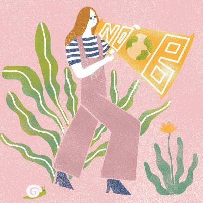 Mulher com macacão rosa e blusa às riscas segurando megafone amarelo com plantas e lesma