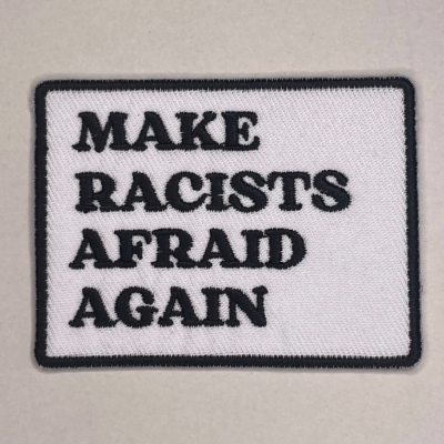 Emenda retangular branca com texto a preto