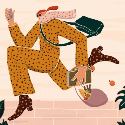 Ilustração de mulher a saltar usando roupa mostarda com bolinhas e botas castanhas, com plantas verdes ao redor