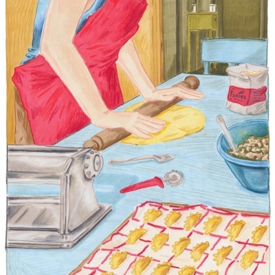 Pessoa a estender massa na mesa azul com máquina de macarrão e bandeja com massa sobre pano xadrez