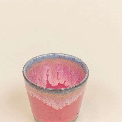 Copo pequeno em cerâmica esmaltada rosa e azul.