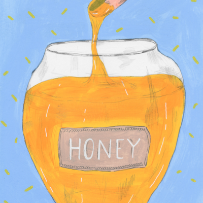 Frasco de mel com colher e etiqueta 'HONEY' em fundo azul.