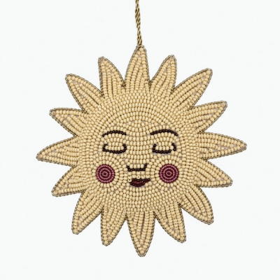 Pingente decorativo em forma de sol feito de contas