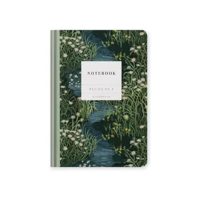 Caderno com capa decorada com padrão verde e flores, etiqueta com texto.