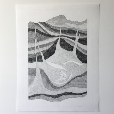 Desenho a preto e branco com padrões ondulados e figura humana central