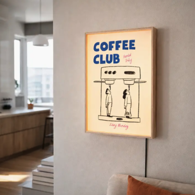 Quadro decorativo com ilustração e texto COFFEE CLUB Served Daily Every Morning numa parede bege