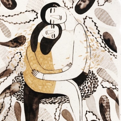 Ilustração de dois personagens abraçados em tecido com padrões abstratos