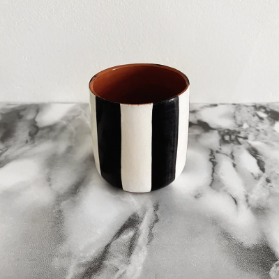 Vaso cilíndrico cerâmico com riscas pretas e brancas