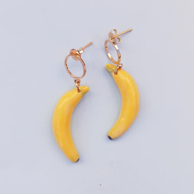Brincos com pendente de banana amarela e argola dourada