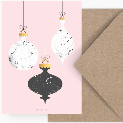 Cartão de Natal com bolas decorativas em preto e branco e envelope castanho