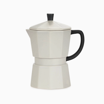 Cafeteira moka branca com alça preta em fundo branco