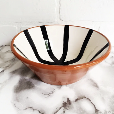 Tigela de cerâmica castanha e branca com riscas pretas