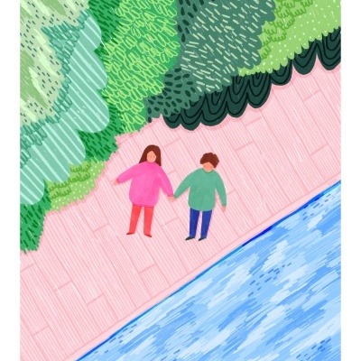 Casal mãos dadas no passeio à beira da água com vegetação