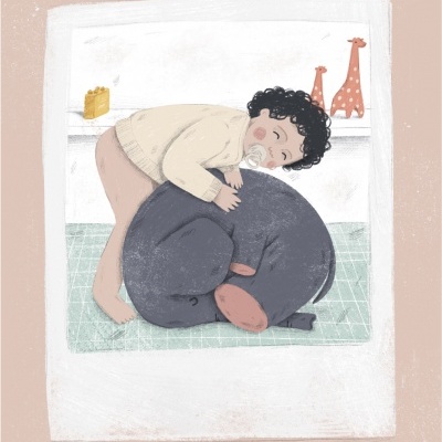 Criança abraçando peluche cinzento num quarto com decoração infantil.