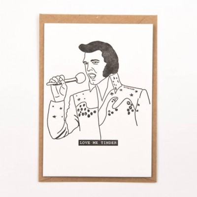 Cartão ilustrado com desenho a preto de cantor a cantar microfone e texto LOVE ME TINDER