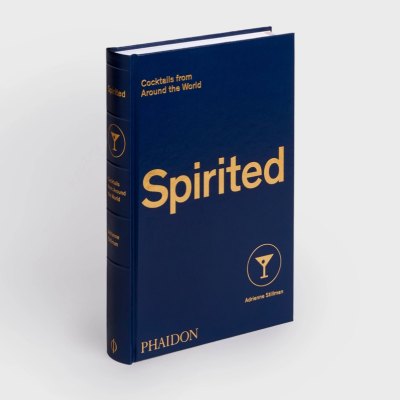 Livro azul intitulado Spirited com letras douradas