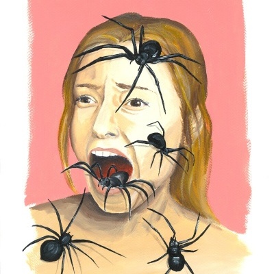 Ilustração de mulher com aranhas pretas no rosto e corpo com fundo rosa