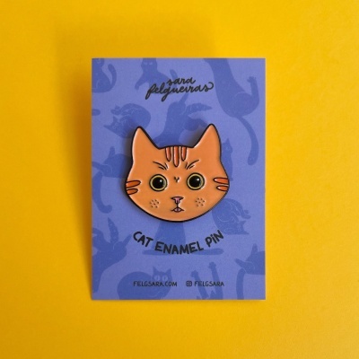 Pin esmaltado de cabeça de gato laranja com cartão azul e fundo amarelo