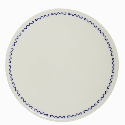 Prato redondo branco com padrão ondulado azul na borda