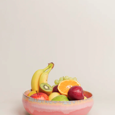 Taça de cerâmica cheia de frutas frescas variadas