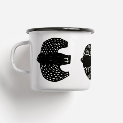 Caneca branca de metal com rebordo preto e estampa preta de urso estilizado