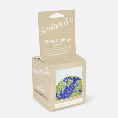 Embalagem bege do produto 'Another Me 30-Day Challenge Go Green' com bloco de anotações da Terra