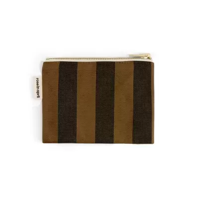 Carteira pequena castanha e preta com fecho dourado e etiqueta roots bag