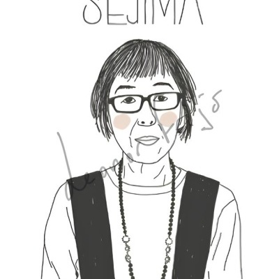 Desenho de pessoa com cabelo curto, óculos, colete e colar preto e texto SEJIMA