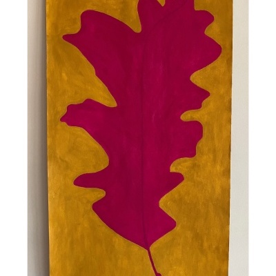 Quadro com folha vermelho-rosada sobre fundo amarelo-dourado pendurado numa parede branca