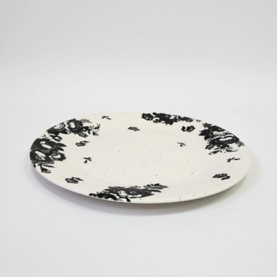 Prato redondo de cerâmica creme com padrão floral preto