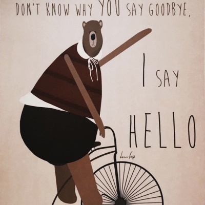 Ilustração de urso castanho em bicicleta antiga com texto em fundo bege