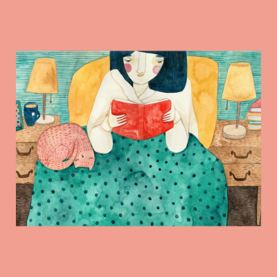 Pessoa a ler livro na cama com gato e mesas de cabeceira com candeeiros.